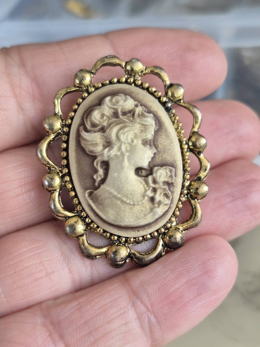 Vintage Cameo Brooch in Cream and Gold - Picture 3 of 5